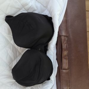 Cacique 42H underwire bra. Black.